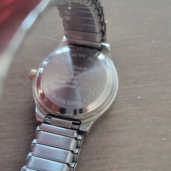 Women's quartz watch - Picture 2 of 3